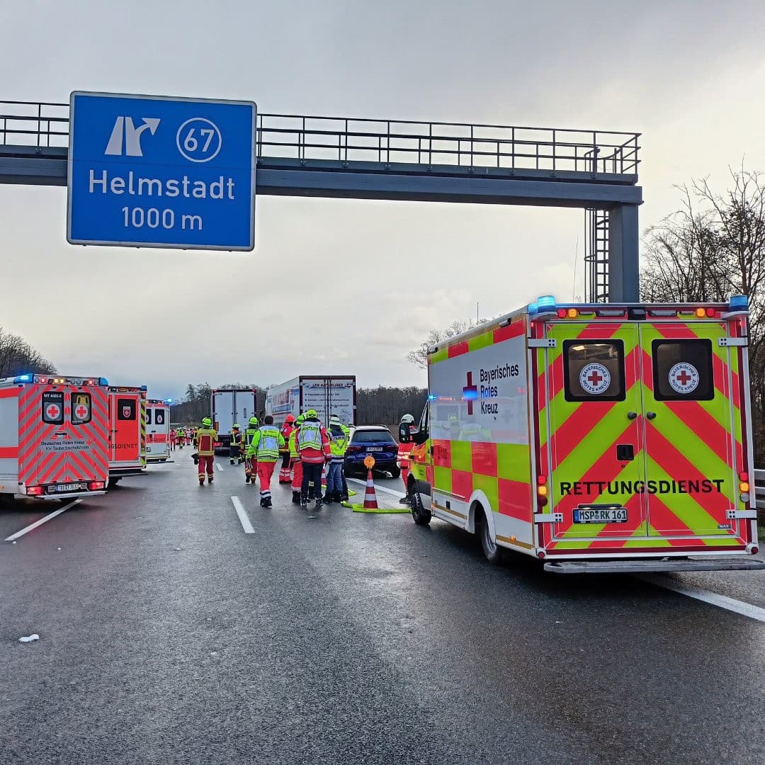 Na diaľnici neďaleko Würzburgu v Nemecku došlo k hromadnej nehode.