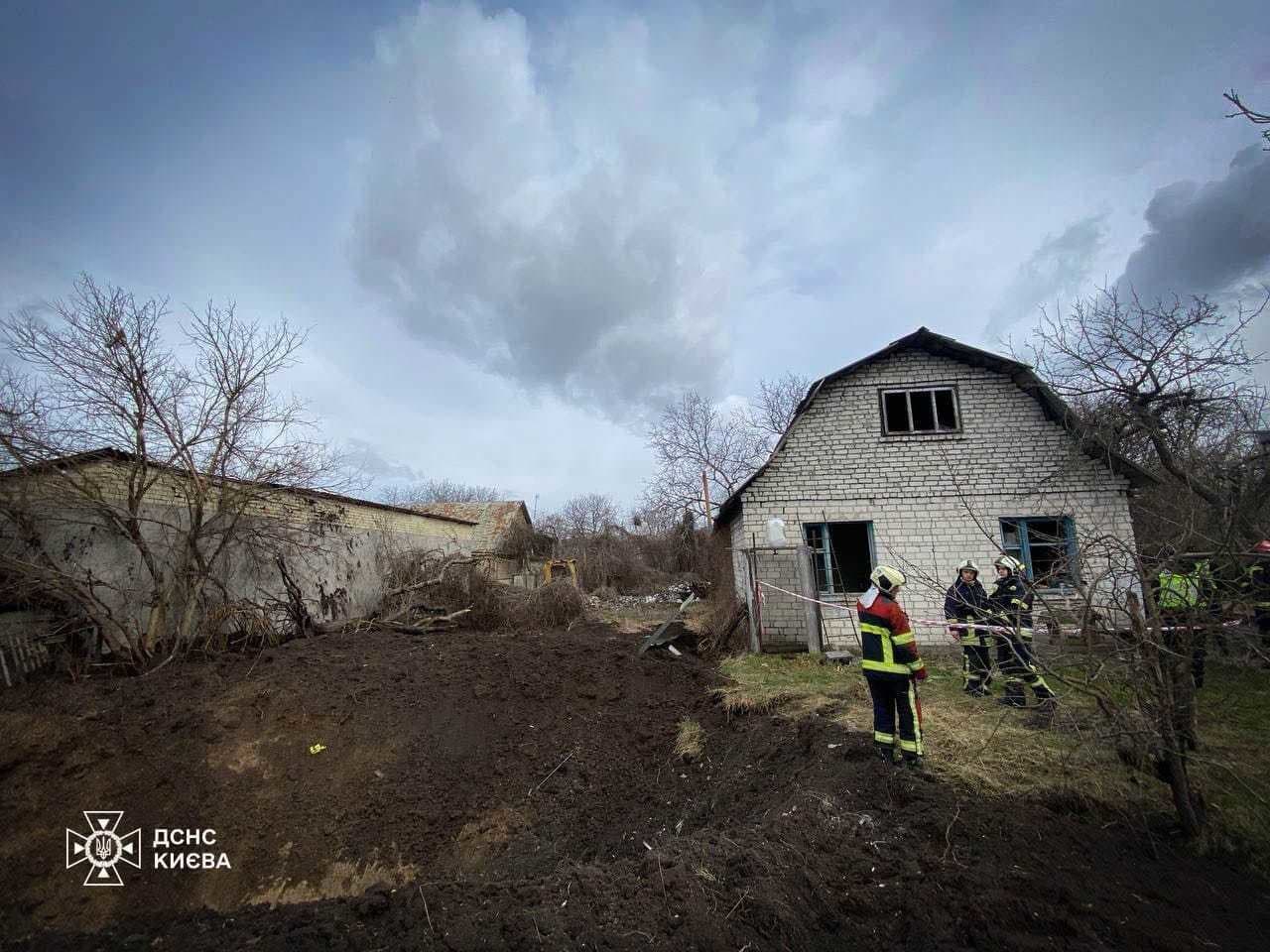 Hasiči zasahujú v Kyjeve po raketovom útoku
