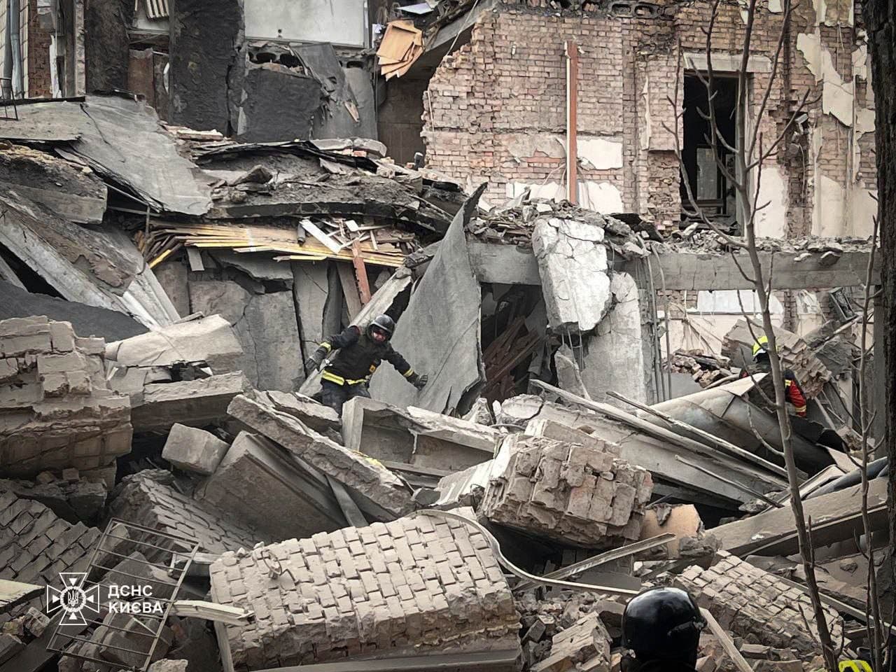 Hasiči zasahujú v Kyjeve po raketovom útoku