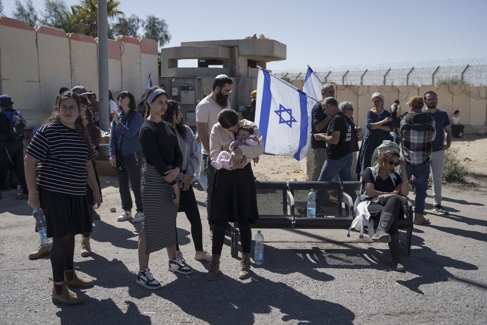 Ľudia sa zhromažďujú na izraelskom hraničnom priechode Nitzana s Egyptom na juhu Izraela