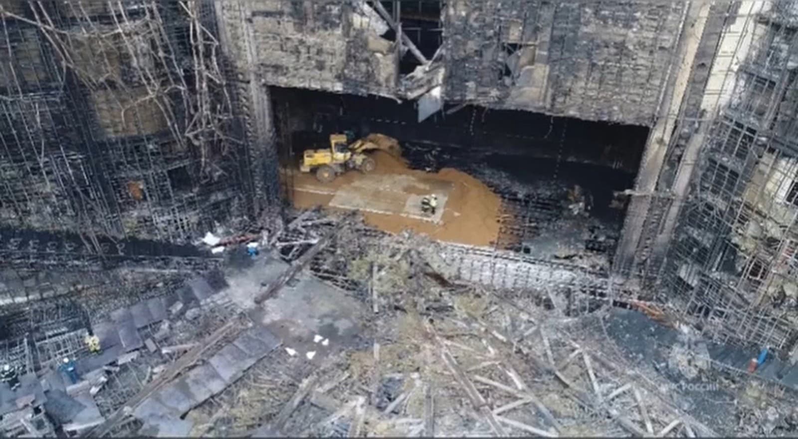 Záchranári pracujú v zhorenej koncertnej sále po útoku teroristov na budovu Crocus City Hall na západnom okraji Moskvy