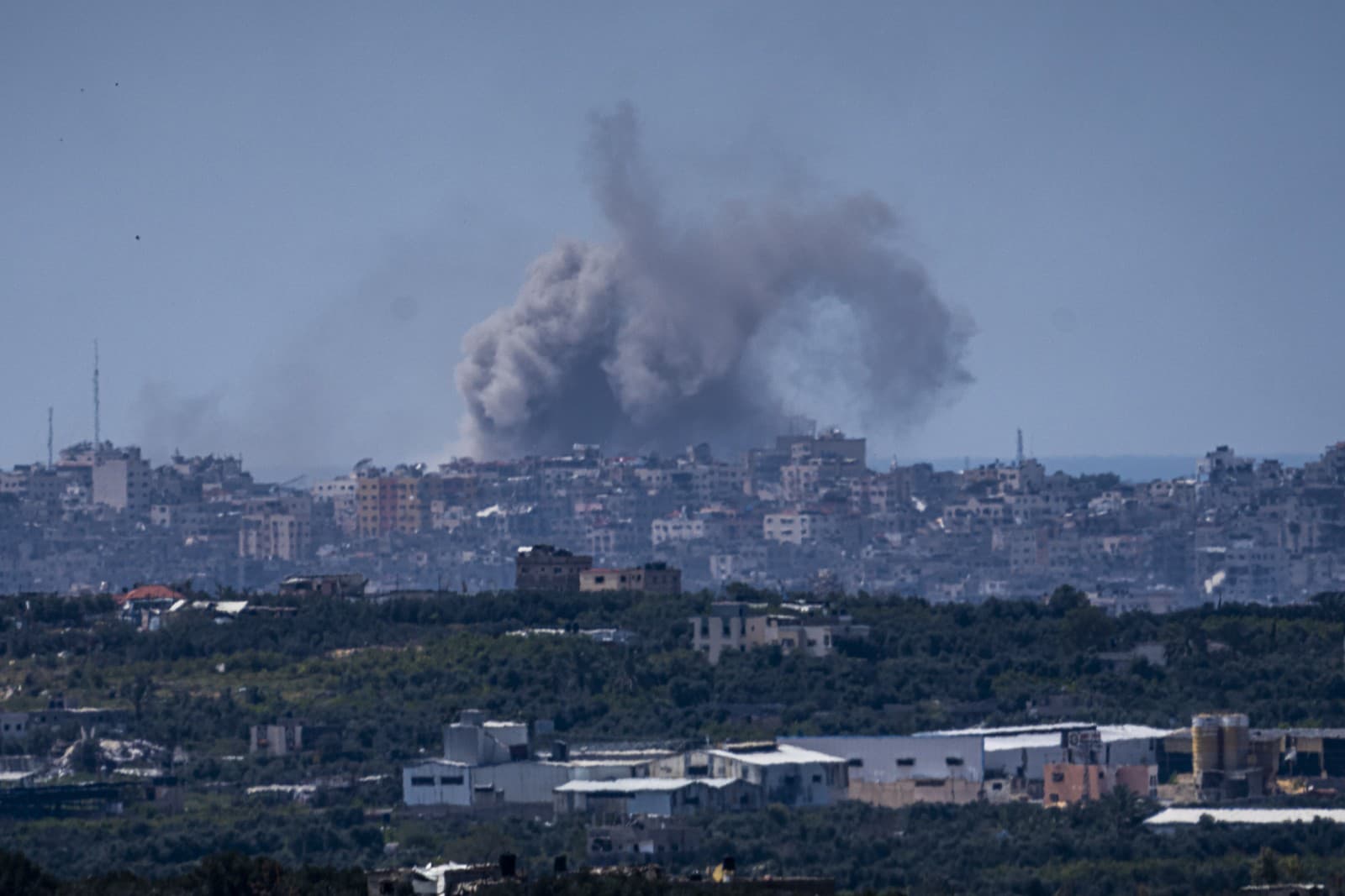 Výbuch na severe pásma Gazy pri pohľade z južného Izraela
