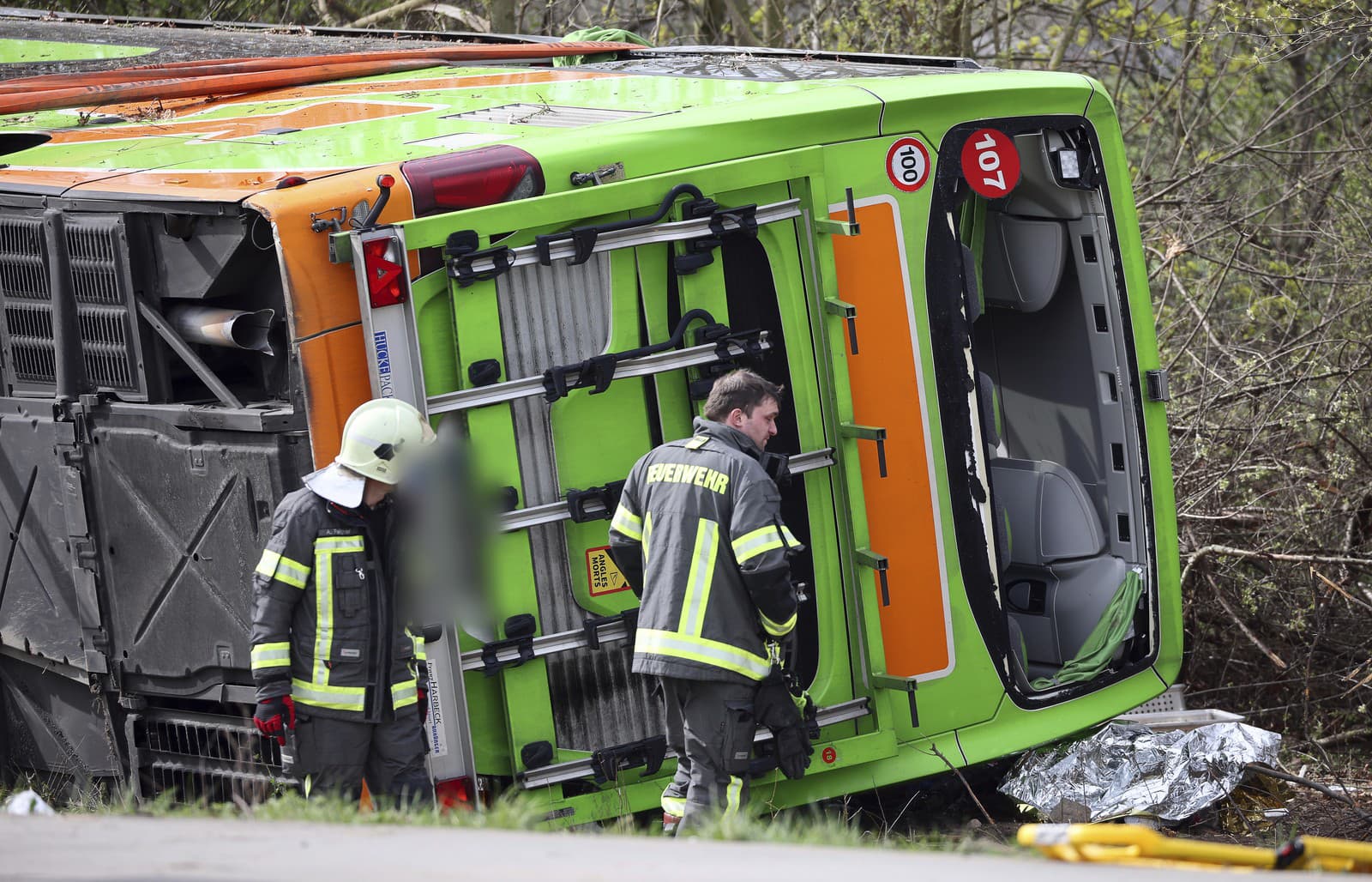 Nehoda autobusu na diaľnici A9 v Nemecku 