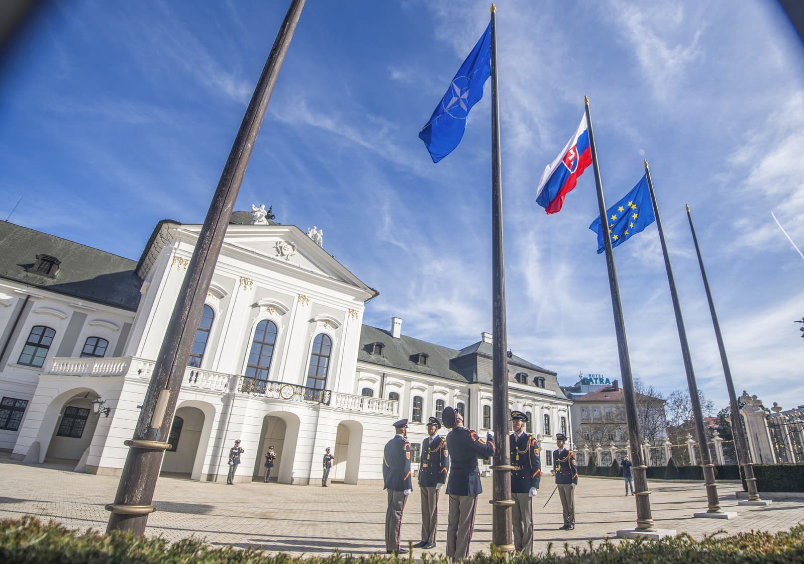 Vztýčenie vlajky NATO pred Prezidentským palácom v Bratislave