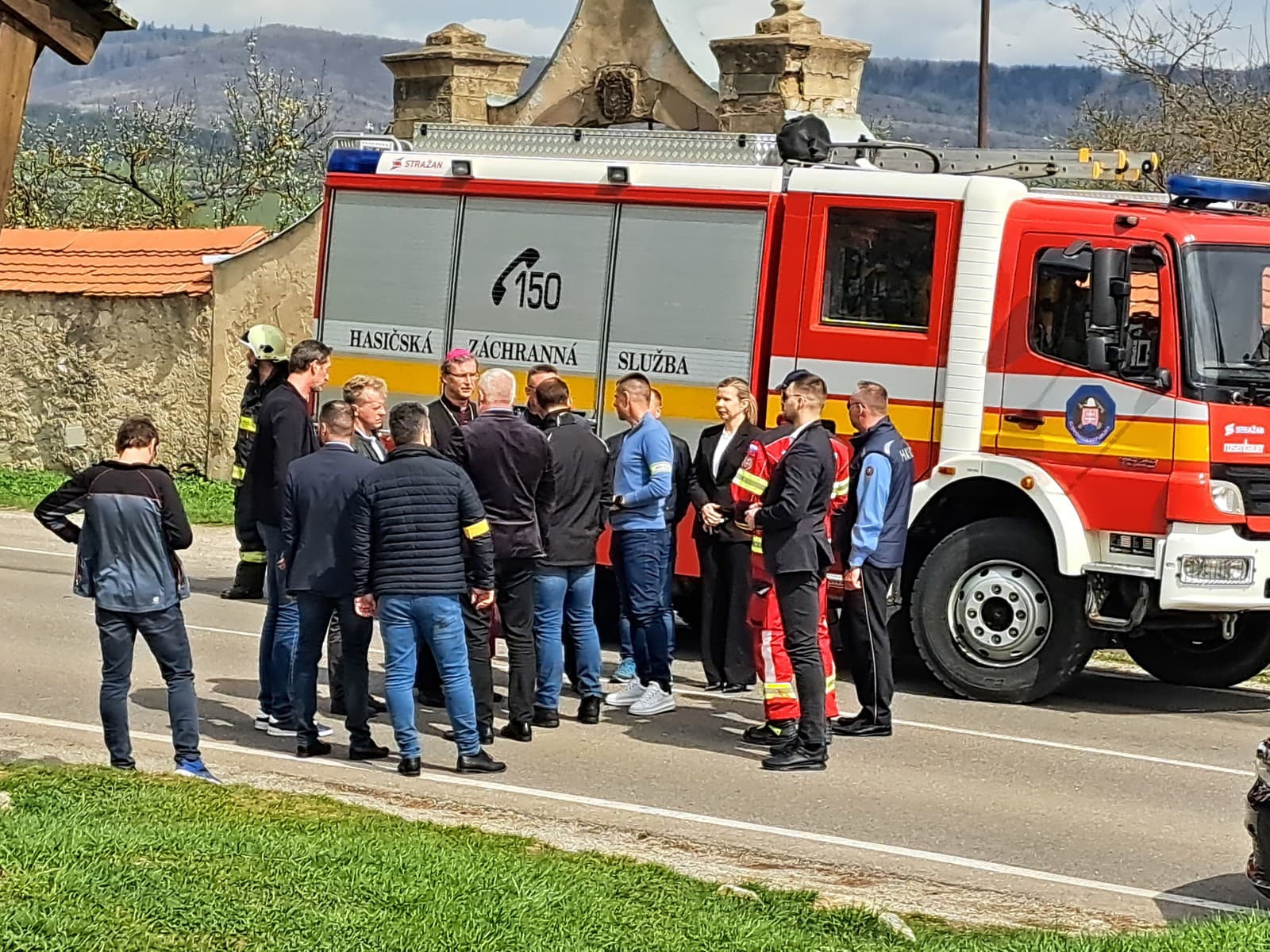 Minister vnútra SR Matúš Šutaj Eštok počas rozhovoru so záchranným zložkami na mieste nehody autobusu v Spišskom Podhradí 
