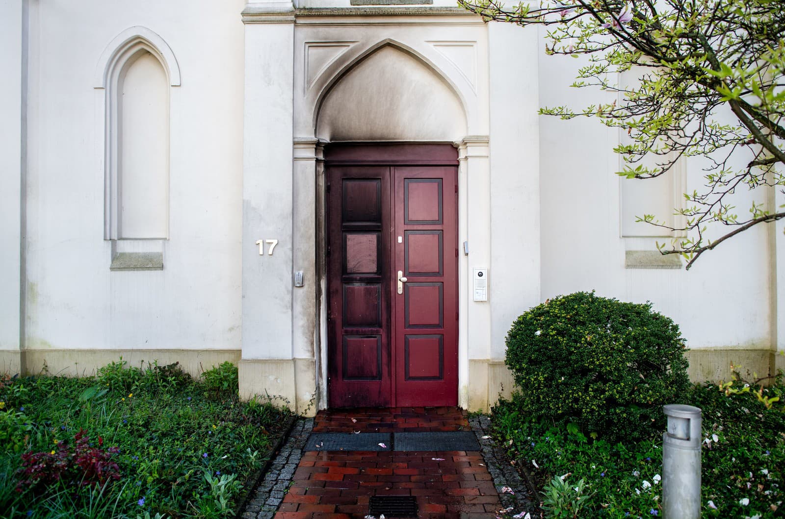 Vstupné dvere do synagógy, do ktorých neznámi páchatelia hodili zápalné zariadenie