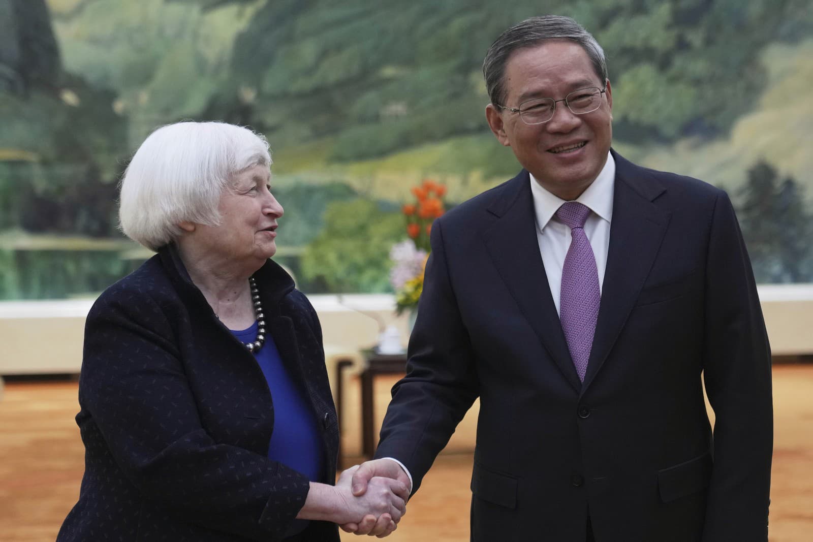 Americká ministerka financií Janet Yellenová a čínsky premiér Li Čchiang pózujú počas stretnutia v Pekingu.