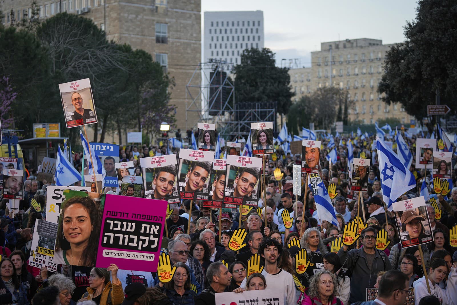 Tisíce ľudí žiadajú vrátenie izraelských rukojemníkov