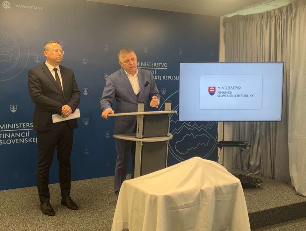 Minister financií Ladislav Kamenický a premiér Robert Fico odpovedá na otázky novinárov