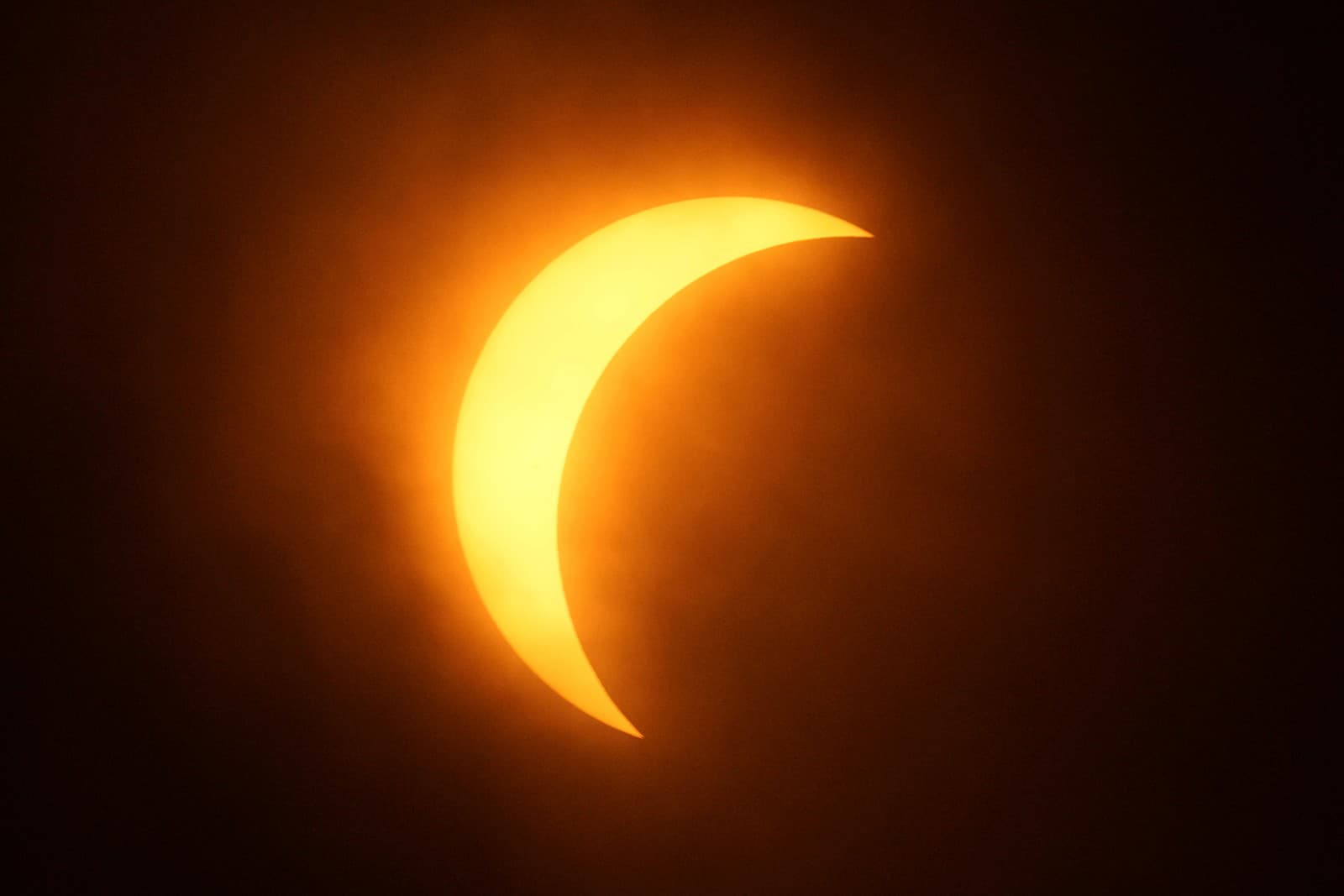 Mesiac čiastočne zakrýva slnko počas úplného zatmenia Slnka v meste Eagle Pass, v americkom štáte Texas