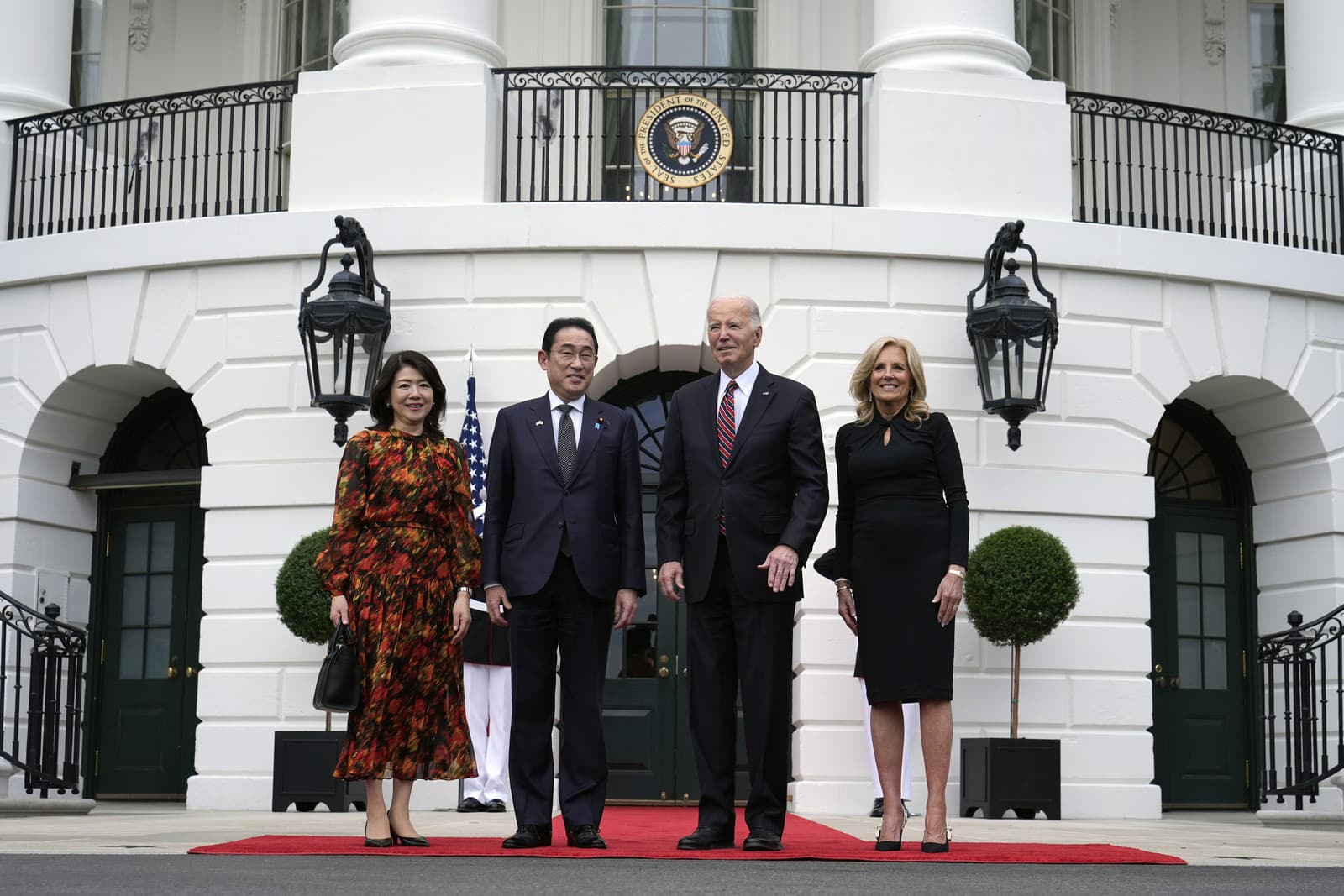 Prezident Joe Biden a prvá dáma Jill Bidenová vítajú japonského premiéra Fumia Kišidu a jeho manželku Juko Kišidu po ich príchode do Bieleho domu