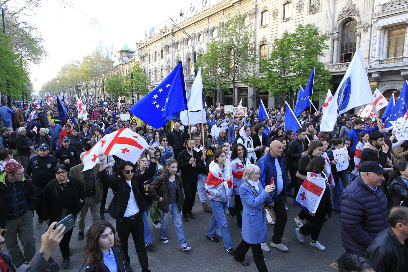 Ľudia v Gruzínsku vyšli do ulíc demonštrovať proti zákonu o zahraničných agentoch