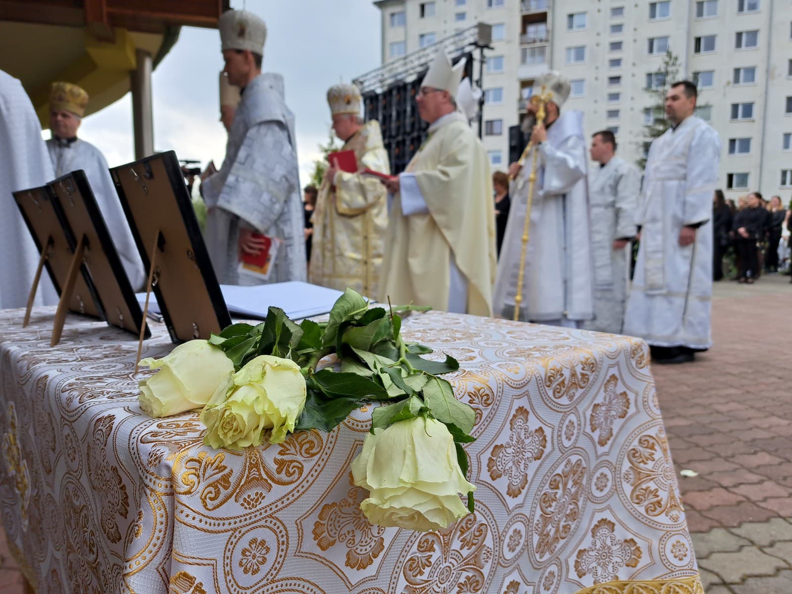 Na snímke biele ruže položené pri kondolenčnej knihe
