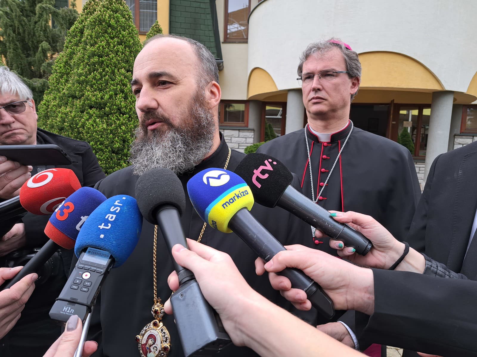 Na snímke arcibiskup Jonáš (uprostred) a diecézny biskup Spišskej diecézy František Trstenský (vpravo) počas rozhovoru s novinármi v Starej Ľubovni