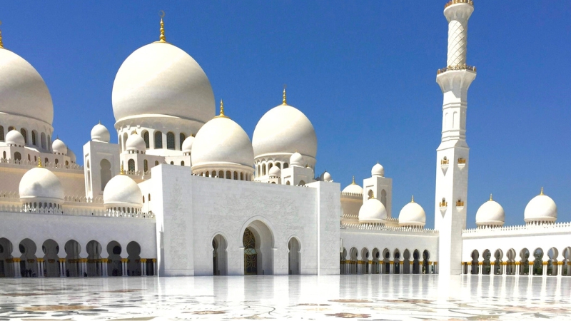 Najväčšou mešitou v Spojených arabských emirátoch je Sheikh Zayed Grand Mosque. 