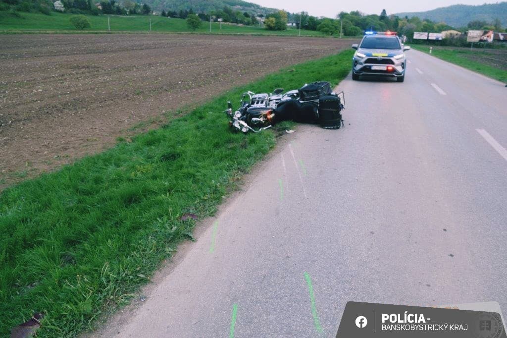Motocyklista sa vážne zranil pri zrážke s autom v Revúcej