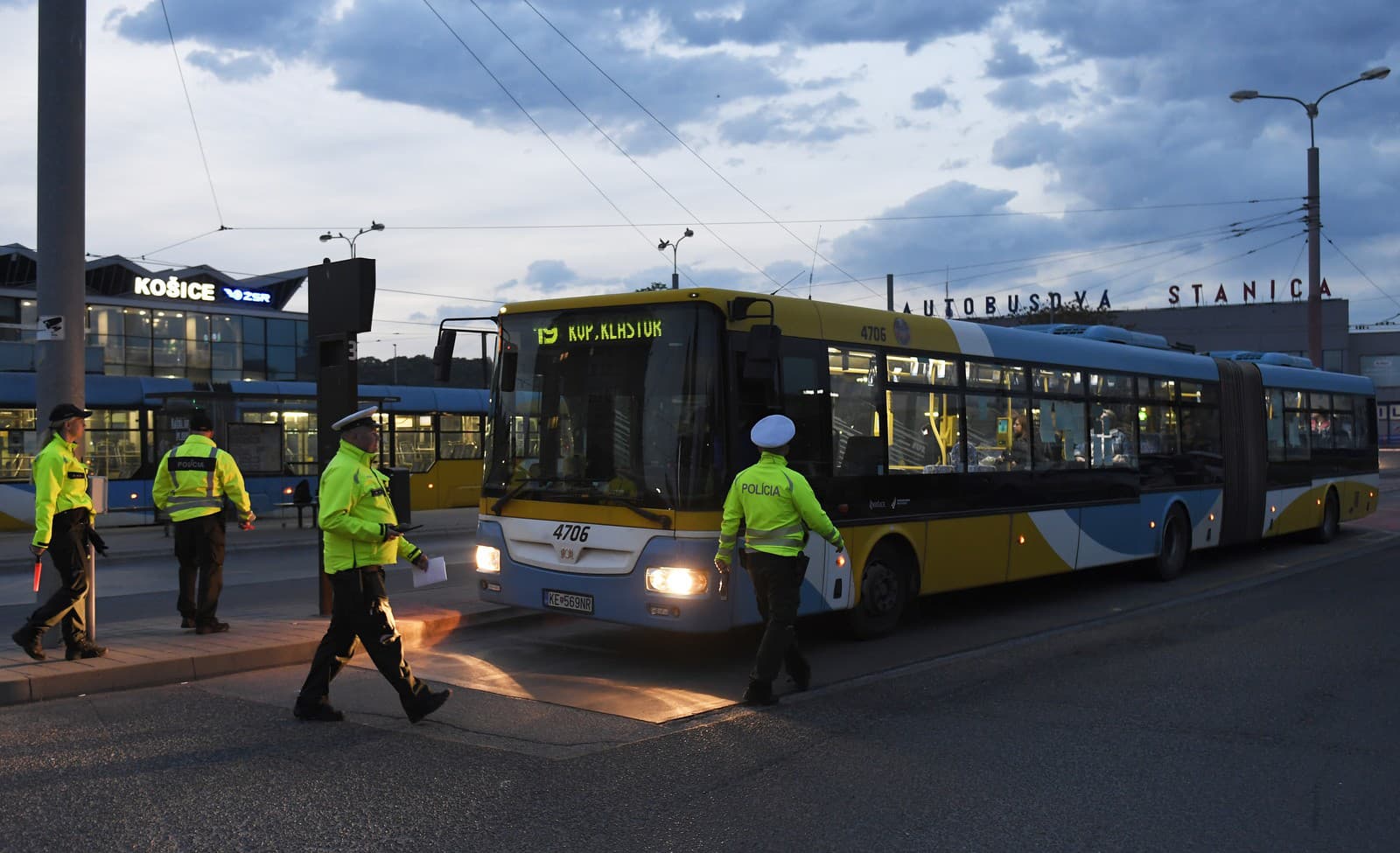 Polícia kontroluje vodičov mestskej hromadnej dopravy v Košiciach.