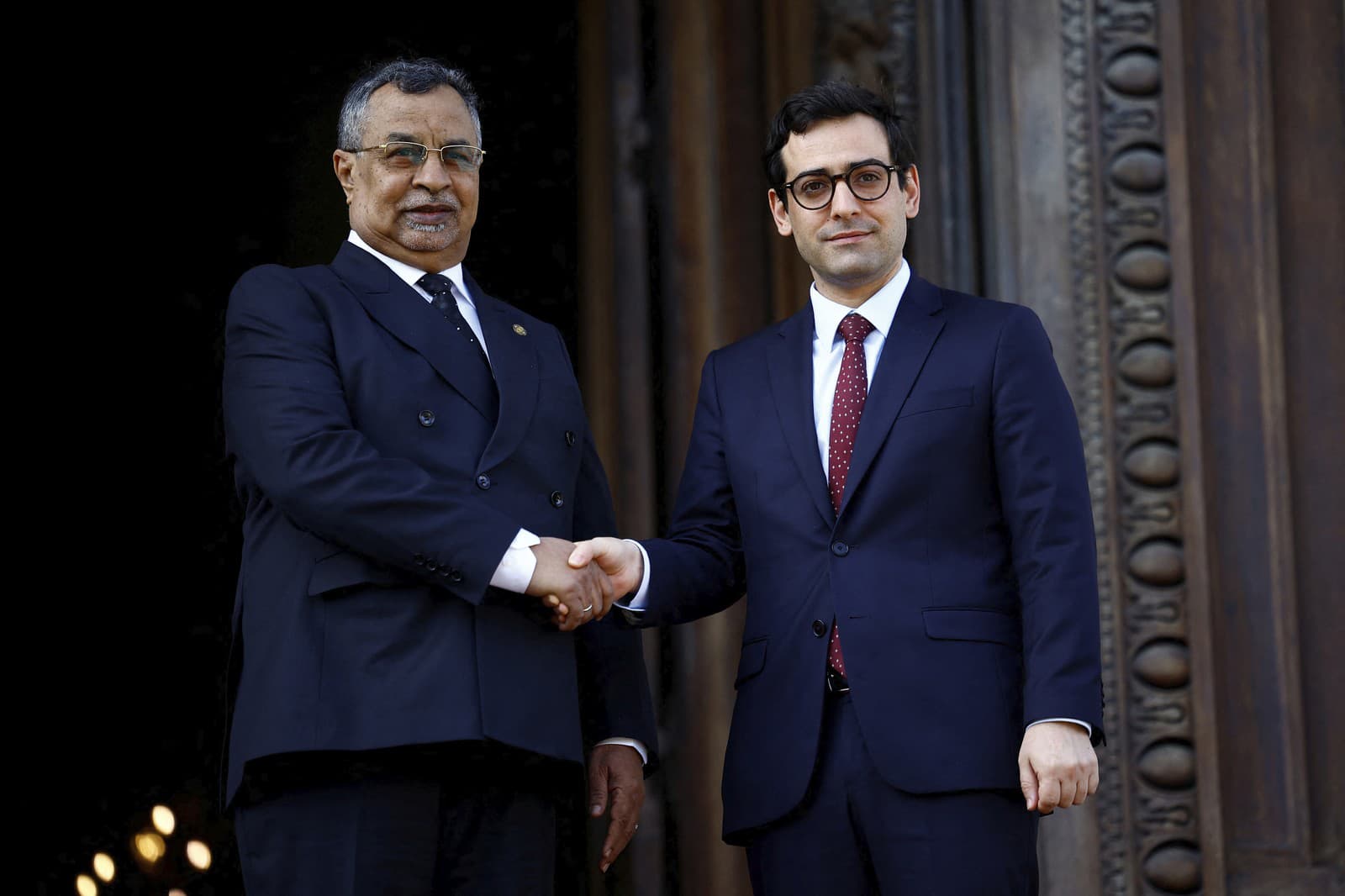 Francúzsky minister zahraničných vecí a európskych záležitostí Stephane Sejourne víta ministra zahraničných vecí Čadu Mahamata Saleha Annadifa 