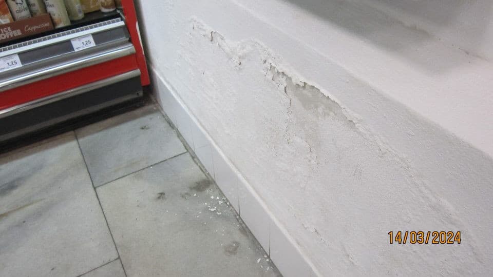 Poškodený náter na stene v predajni, odhalila RVPS v Komárne