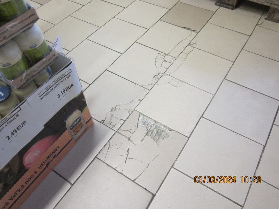 Poškodená podlaha v predajni, odhalila RVPS v Michalovciach