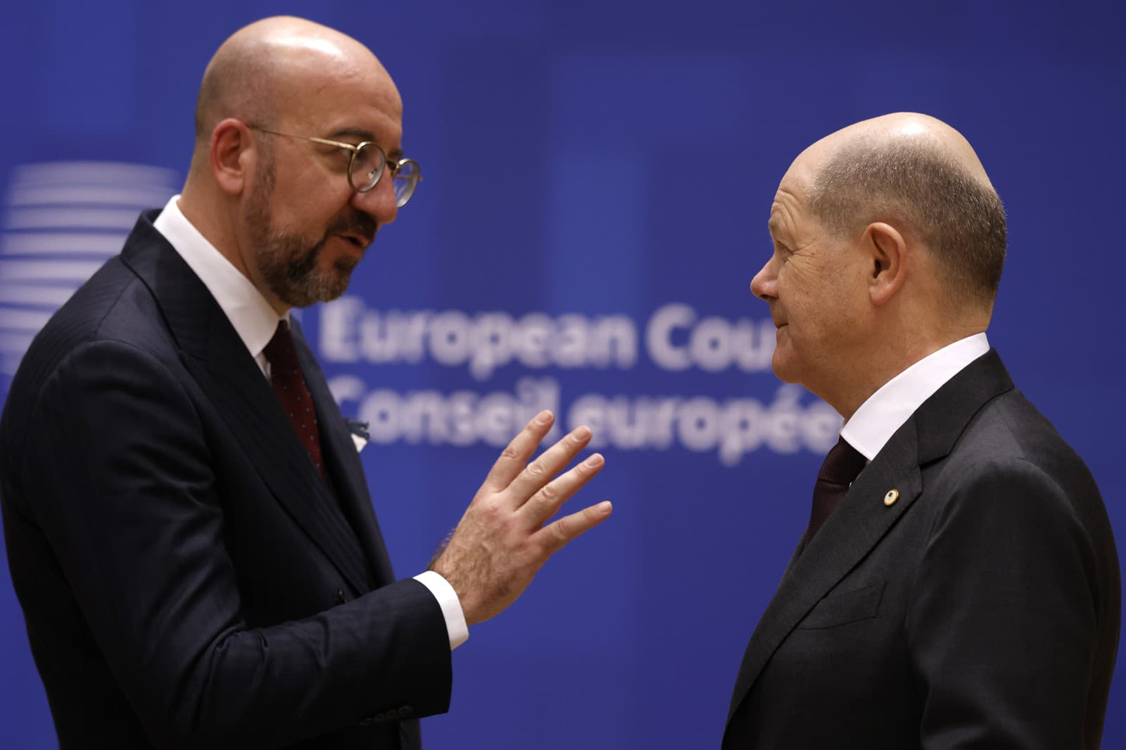 Nemecký kancelár Olaf Scholz a predseda Európskej rady Charles Michel