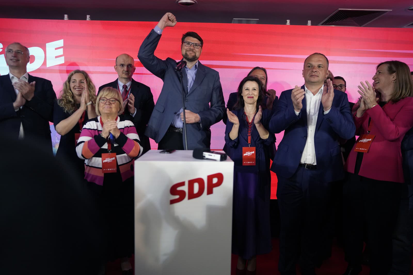 Pedja Grbin, uprostred, líder ľavicovej Sociálnodemokratickej strany, zdraví svojich priaznivcov v sídle strany v chorvátskom Záhrebe