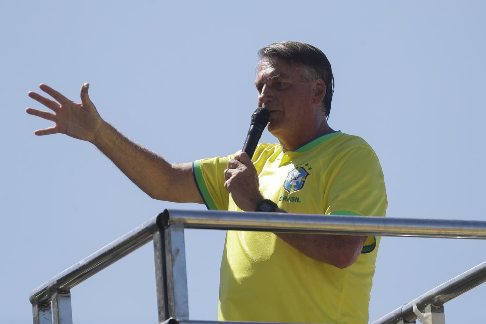 Priaznivci bývalého brazílskeho prezidenta Jaira Bolsonara sa zúčastňujú na demonštrácii za slobodu prejavu, ktorú podnietilo nariadenie brazílskeho súdu o pozastavení účtov na platforme sociálnych médií X, na pláži Copacabana v brazílskom Riu de Janeiro v nedeľu 21. apríla 2024.