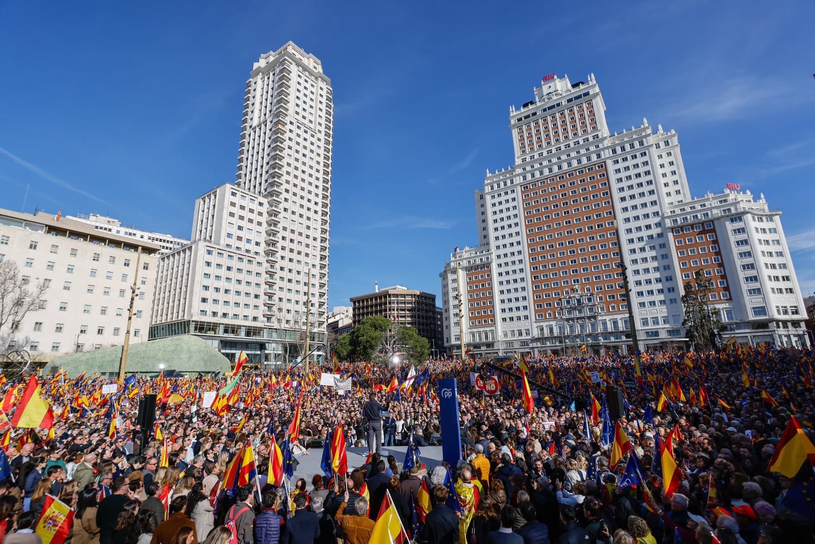 Viac ako 10 000 ľudí vyšlo v sobotu do ulíc Madridu, aby podporili zotrvanie premiéra Pedra Sáncheza vo funkcii. 