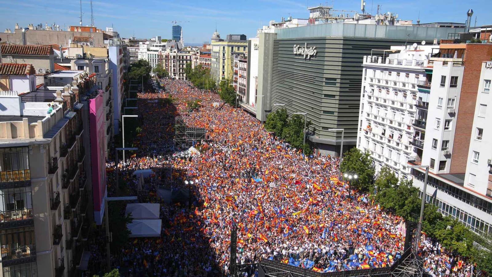 Viac ako 10 000 ľudí vyšlo v sobotu do ulíc Madridu, aby podporili zotrvanie premiéra Pedra Sáncheza vo funkcii. 