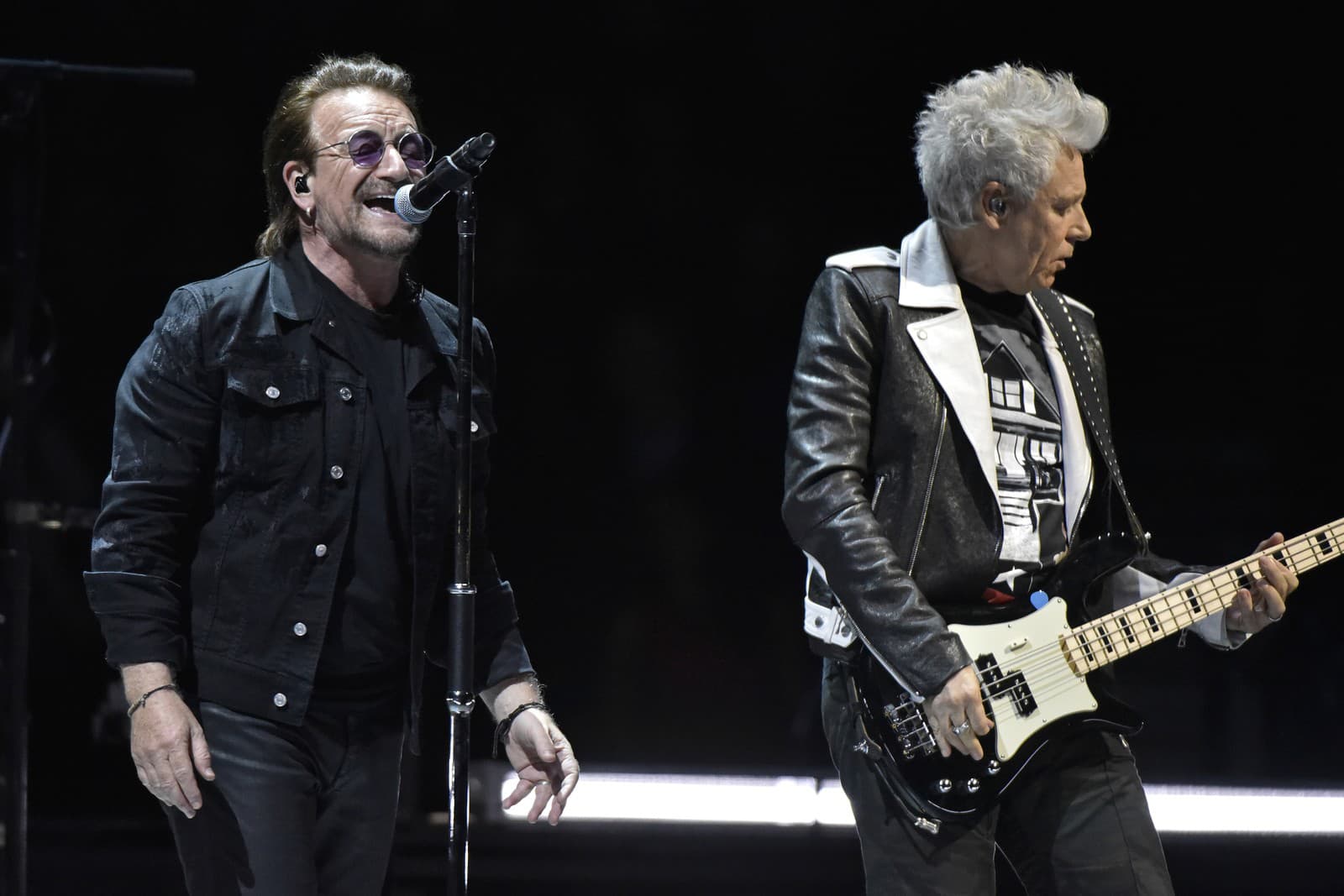 Bono Vox a basgitarista Adam Clayton