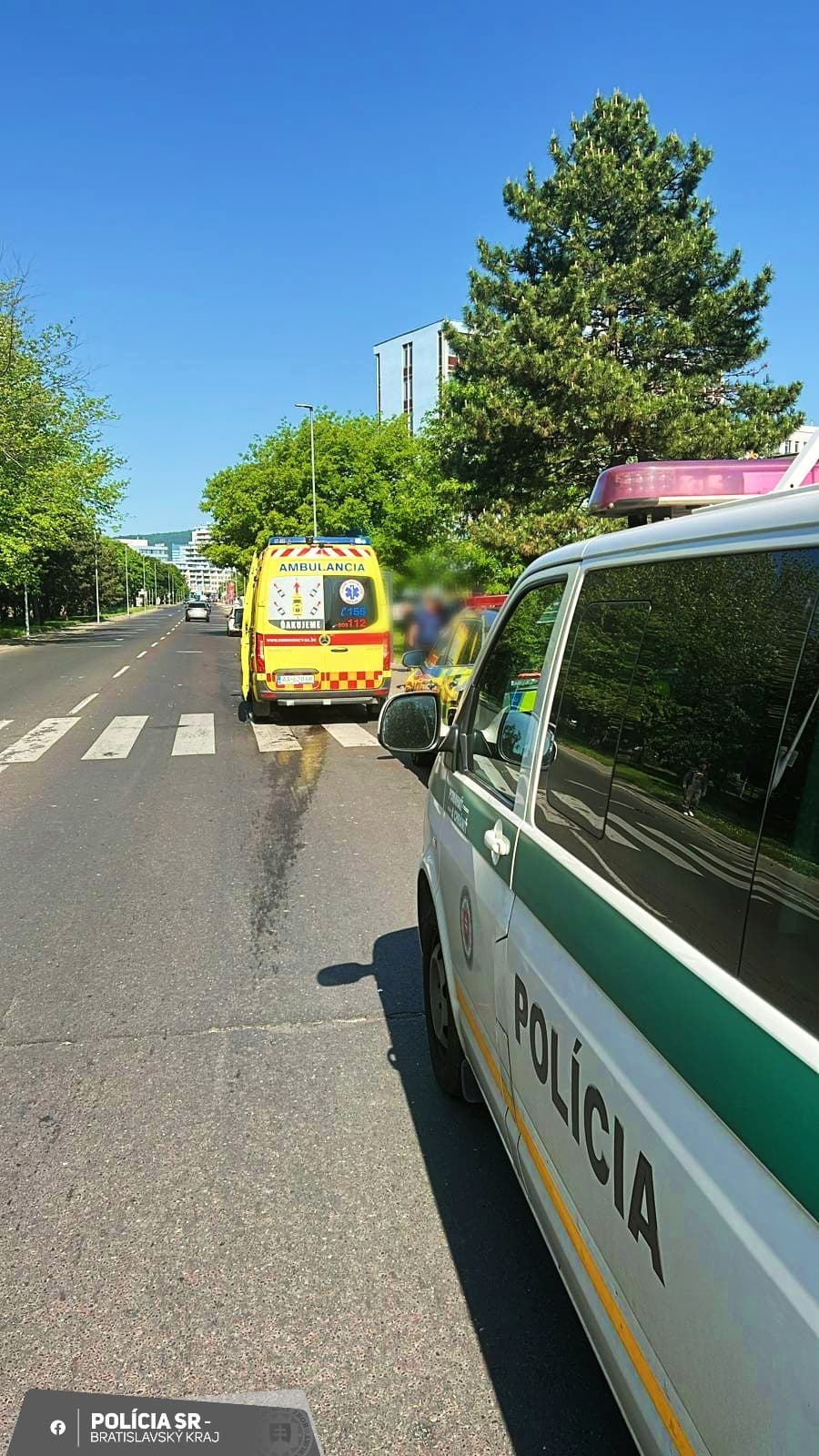 Na priechode pre chodcov v Bratislave zrazilo auto 16-ročné dievča