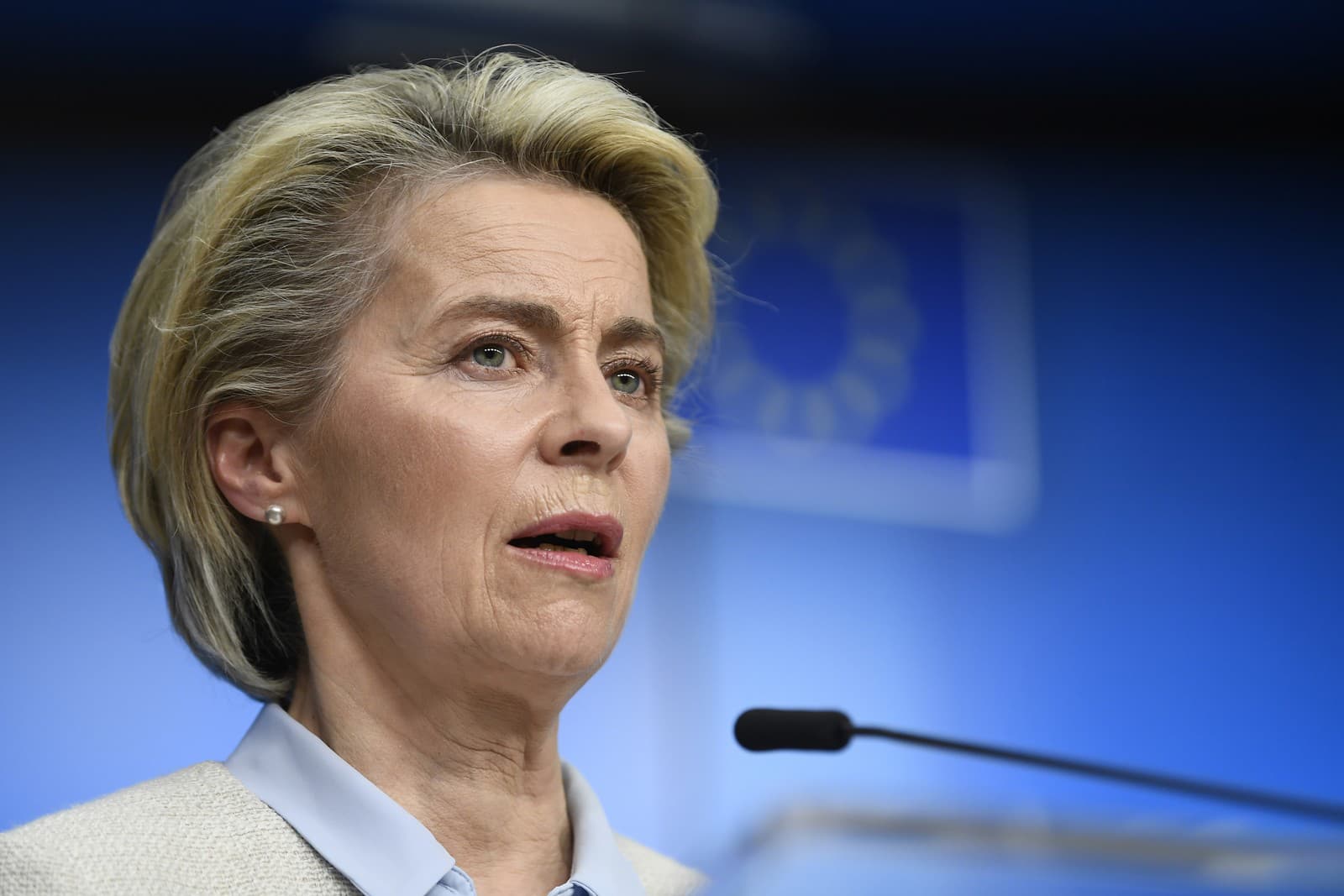 Ursula von der Leyenová počas summitu v Bruseli 