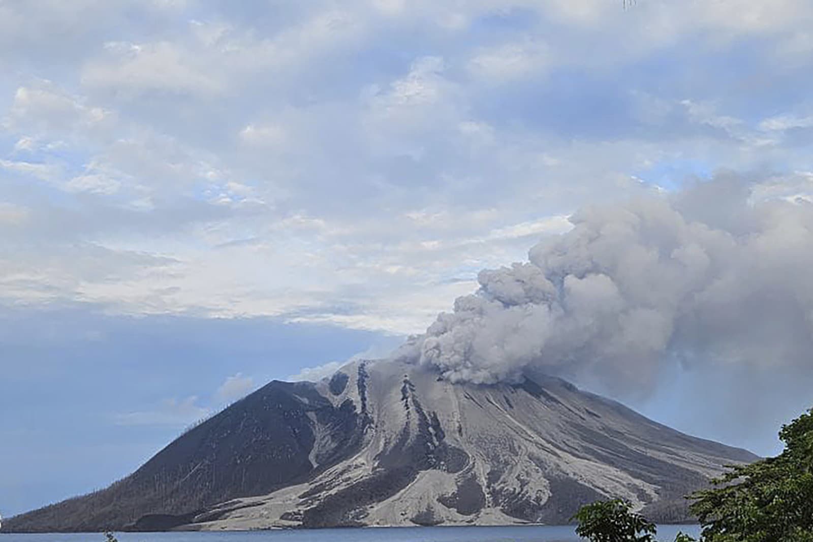 Indonézska sopka Ruang chrlí