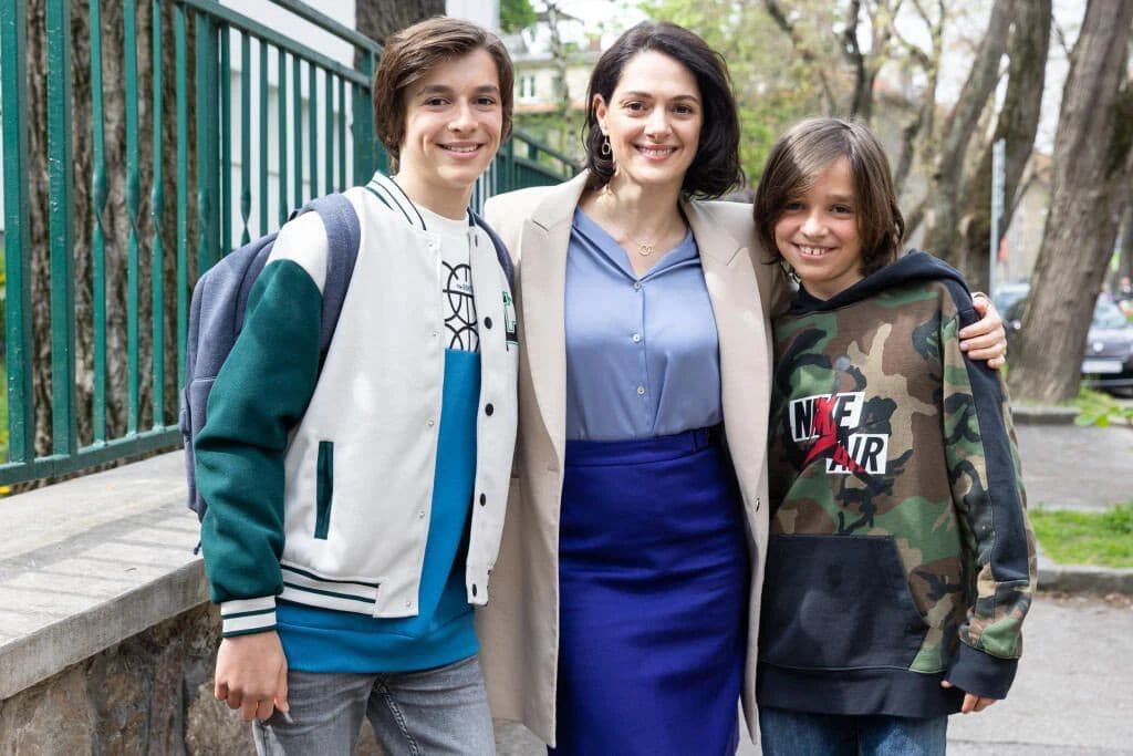Klára Issová so seriálovými synmi v počine Zrada.