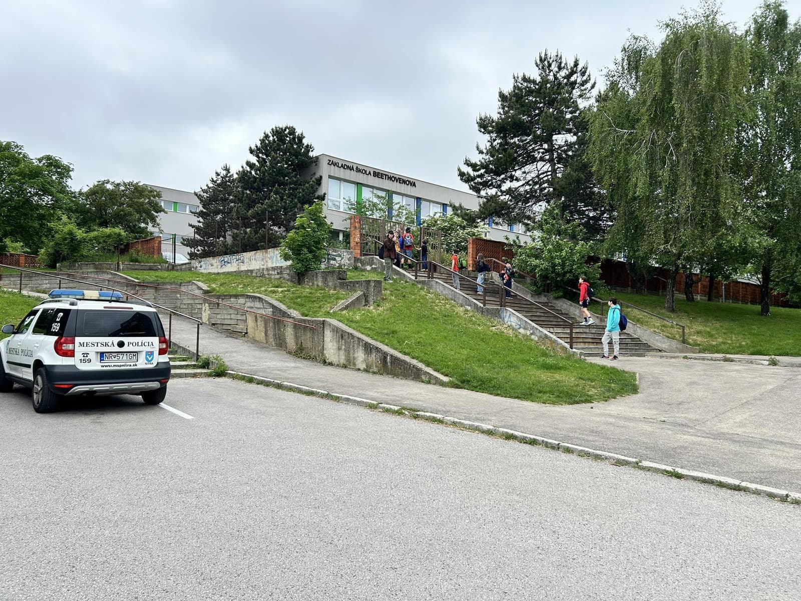 Na základnej škole Beethovenova v Nitre polícia zasahuje pre nahlásenú bombu