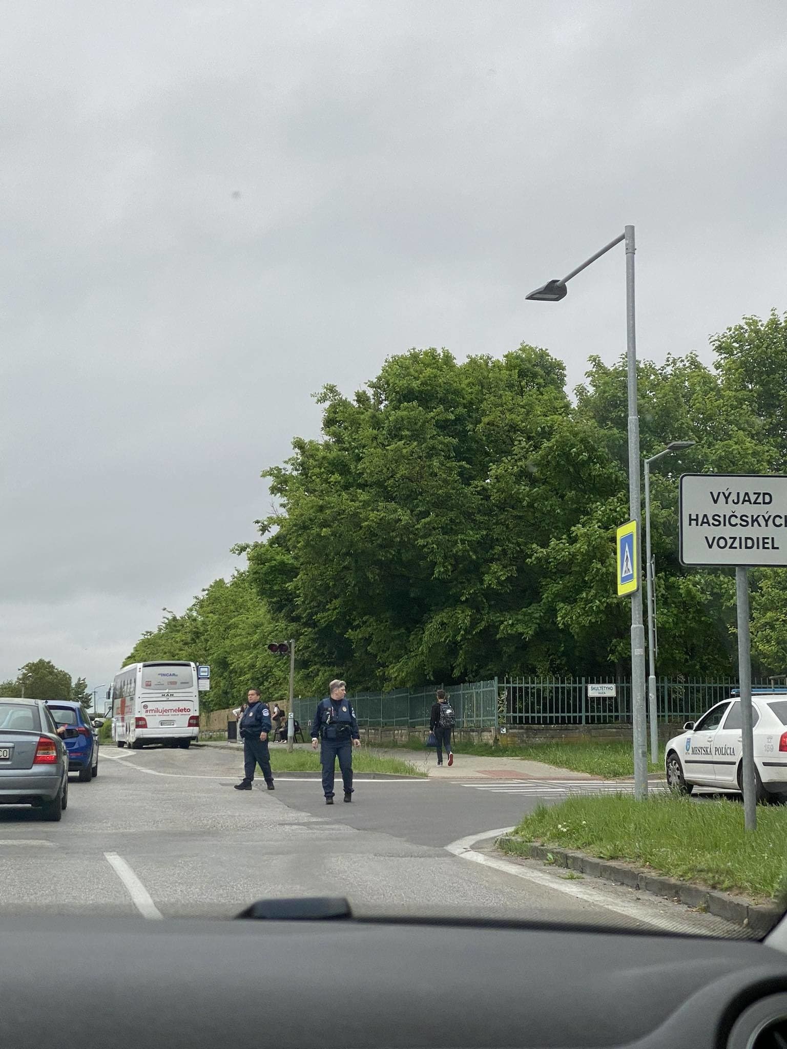 Polícia zasahuje pre nahlásenú bombu aj na Základnej škole Škultétyho 1 v Nitre