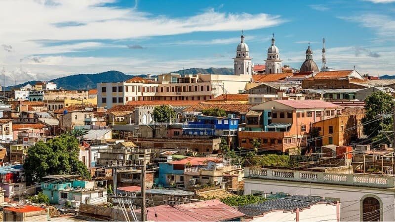 Santiago de Cuba je menej rušnou, autentickejšou alternatívou voči turistickej Havane. 