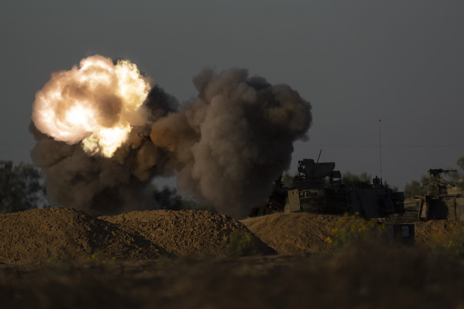Izraelská mobilná delostrelecká jednotka strieľa z južného Izraela smerom na pásmo Gazy v blízkosti hranice medzi Izraelom a Gazou