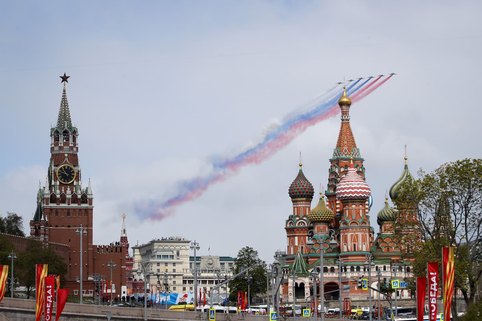 Bojové lietadlá Su-25 prelietavajú ponad Červeným námestím počas vojenskej prehliadky pri príležitosti  79. výročia ukončenia druhej svetovej vojny v Moskve