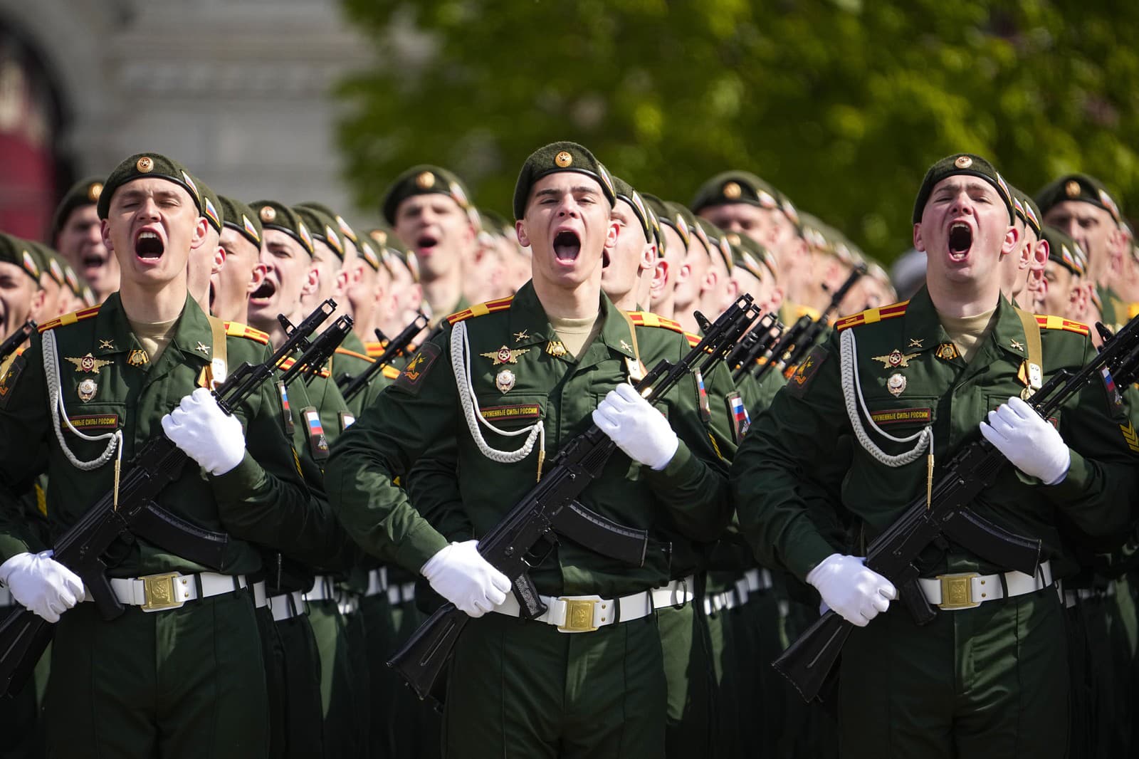 Ruskí vojaci pochodujú počas vojenskej prehliadky