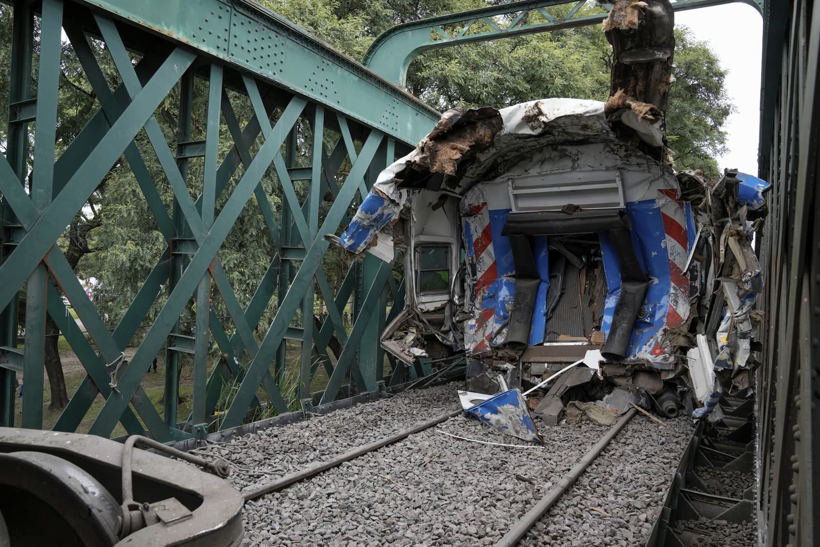 Vlakový vozeň, ktorý sa zrazil s údržbovým vlakom v Buenos Aires.