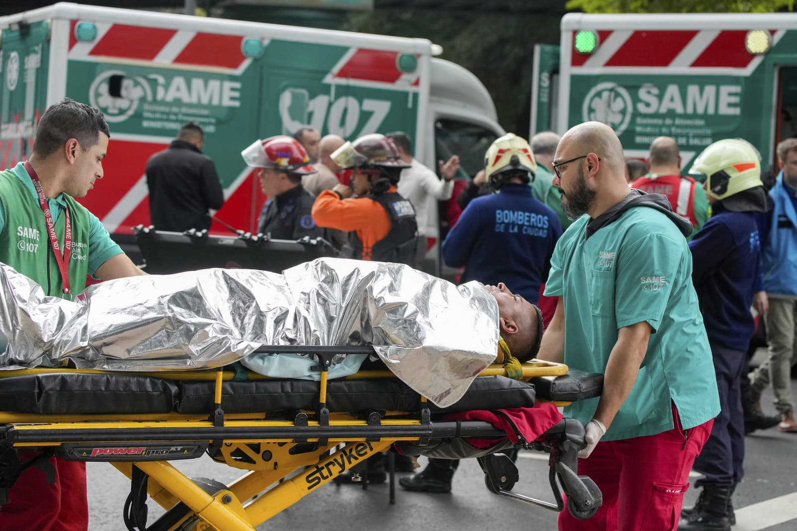 Zdravotníci transportujú zranených  cestujúcich po zrážke vlakov.