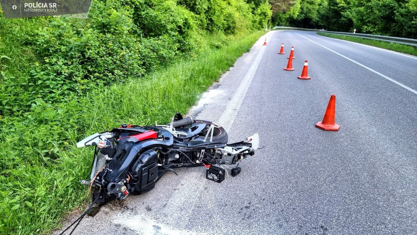 Na ceste medzi Topoľčiankami a Skýcovom vyhasol život mladého motorkára. 