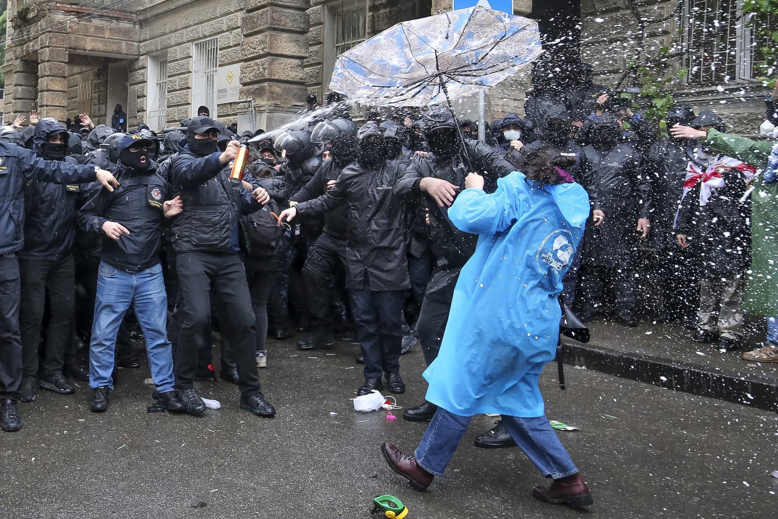 Polícia sa pomocou spreja snaží zablokovať demonštrantov v blízkosti budovy parlamentu počas opozičného protestu proti 