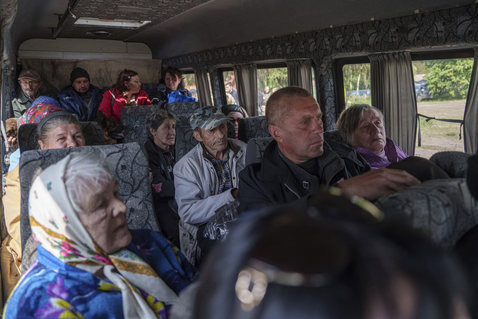 Ľudia sedia v autobuse po evakuácii z mesta Vovčansk v Charkovskej oblasti na severovýchode Ukrajiny