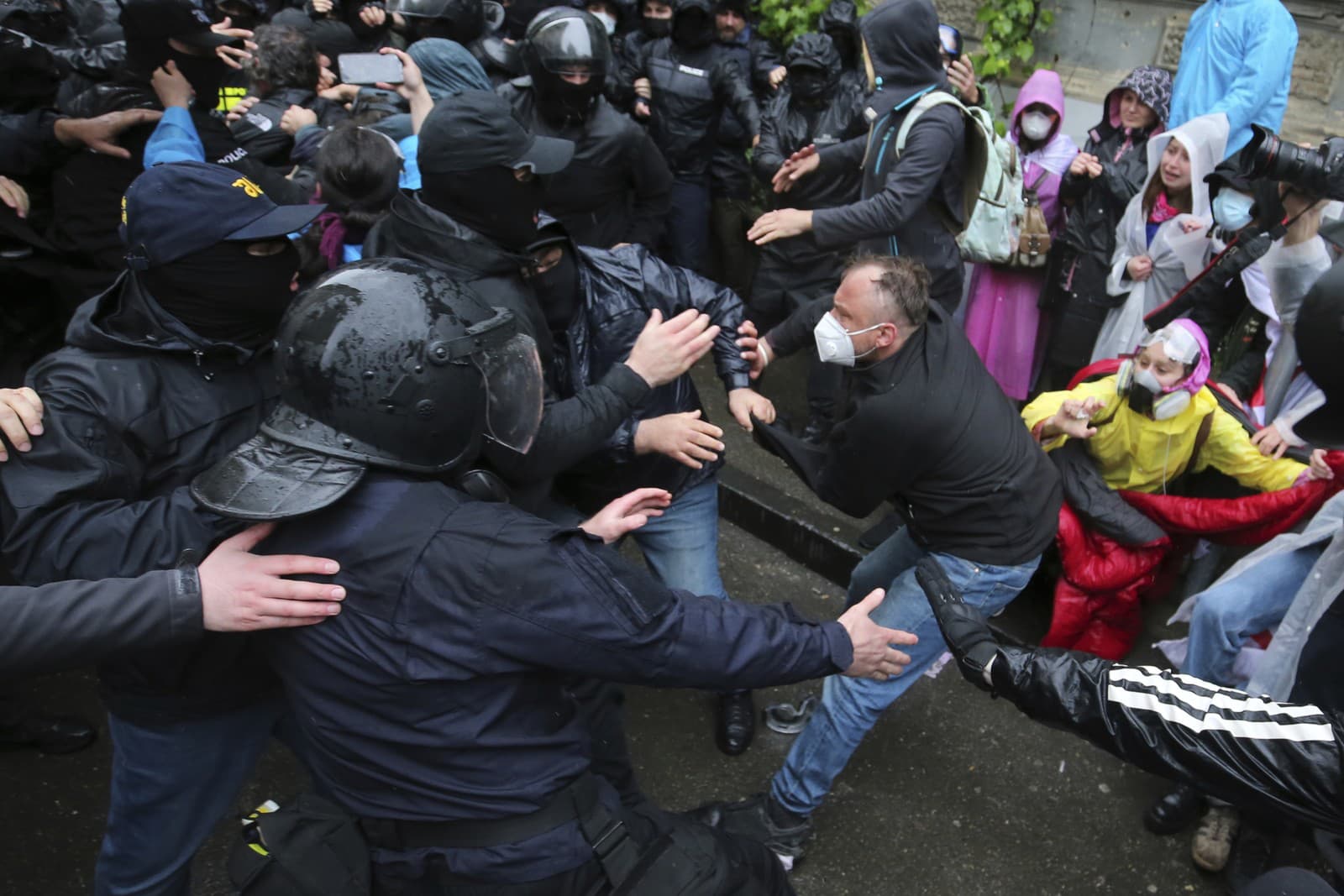 Demonštrácie v Gruzínsku neutíchajú, polícia nasadila na demonštrantov ťažkoodencov