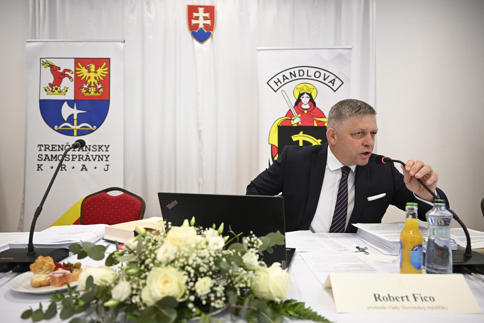 Niekoľko minút pred samotným atentátom na výjazdovom rokovaní vlády v Handlovej.