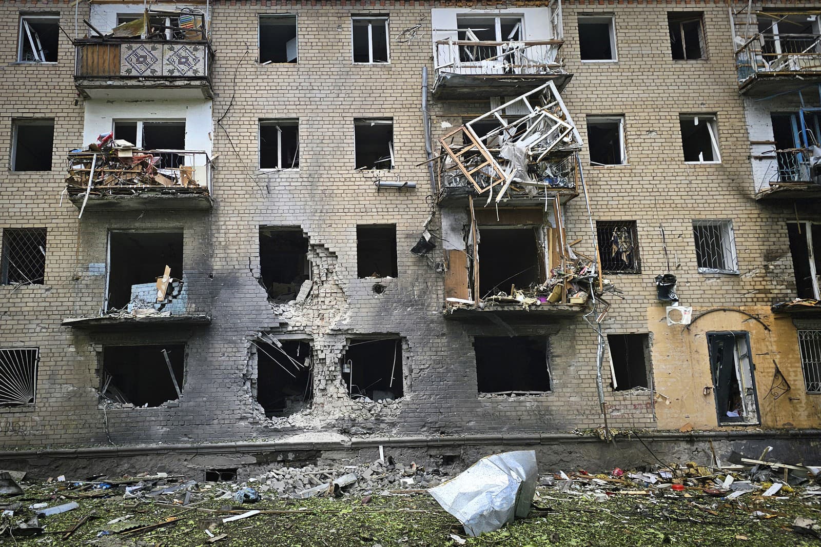 Na snímke poskytnutej Chersonskou oblastnou vojenskou správou je zničený obytný dom na mieste útoku ruskej armády riadenými leteckými bombami v ukrajinskom Chersone vo štvrtok 15. mája 2024.