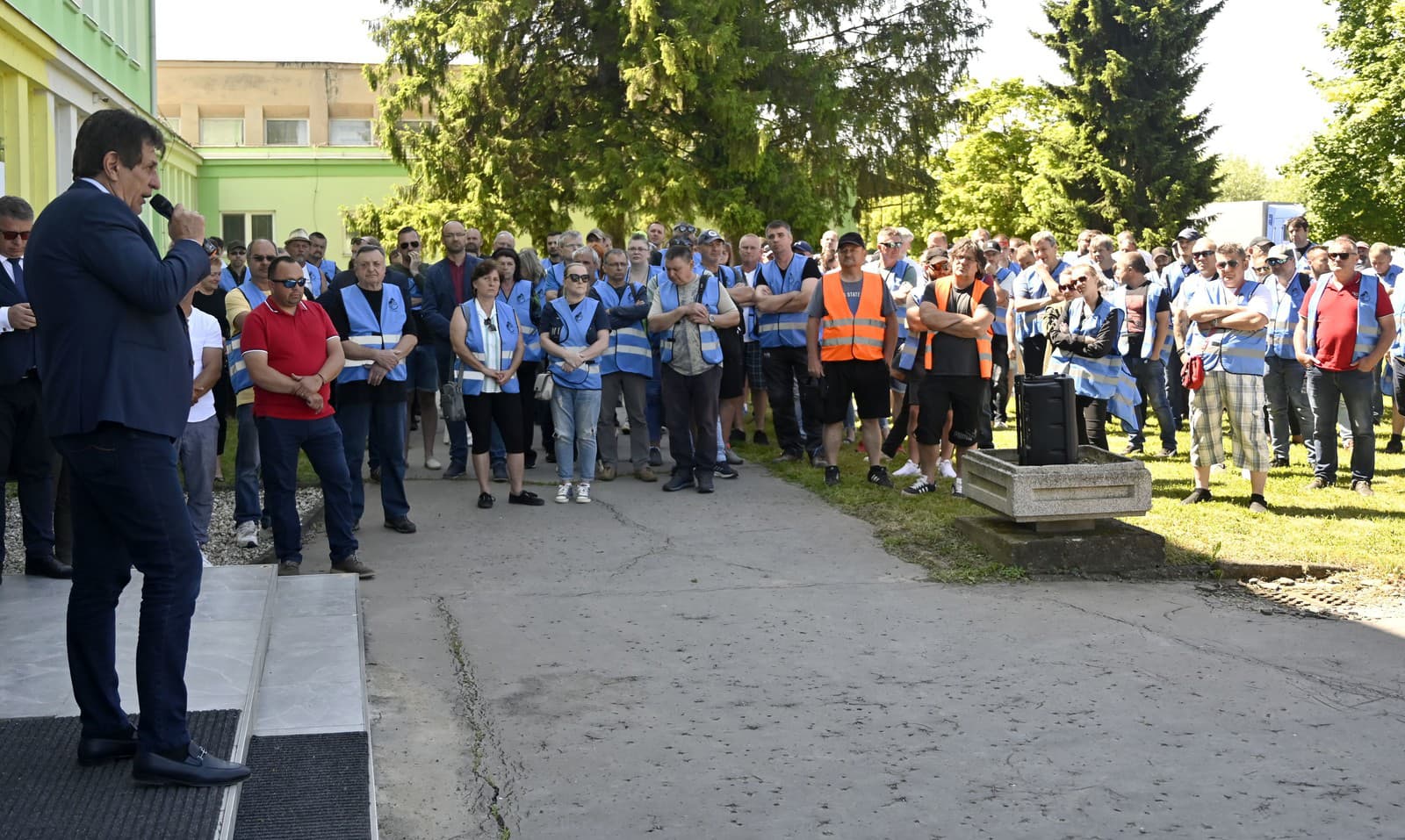 Prezident skupiny spoločností BUKÓZA HOLDING Ján Ďurian (vľavo) diskutuje na proteste zamestnancov spoločnosti Bukóza Holding, a.s. s podporou Odborového zväzu DREVO, LESY, VODA pred administratívnou budovou firmy v Hencovciach