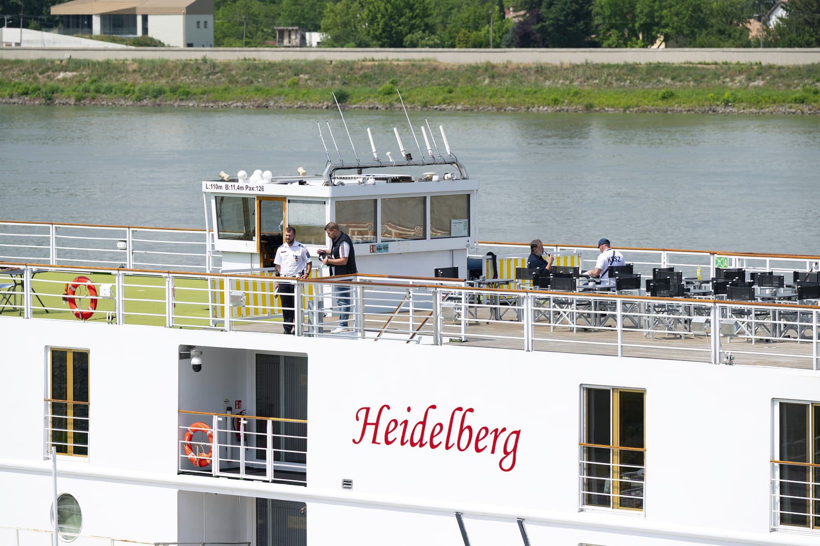 Policajní vyšetrovatelia skúmajú výletnú loď po incidente v maďarskom Komárome v nedeľu 19. mája 2024.